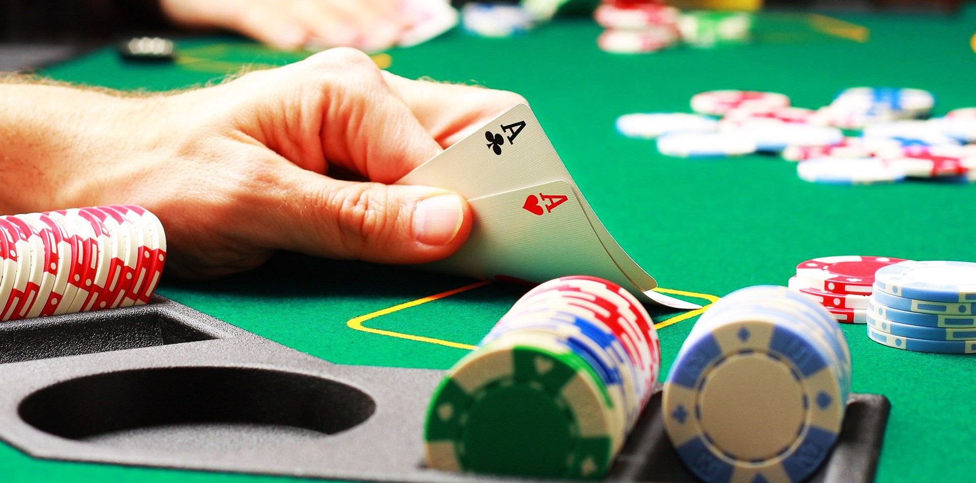 Poker là trò chơi bài hấp dẫn tại Sky88